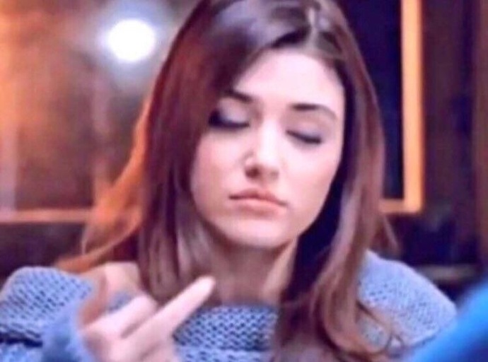 Hayatını her konuda kısıtlayan, aşırı kıskanç biriyle sevgili olunur mu?