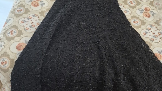 Bu iki elbiseden hangisi daha şık ve genel olarak daha güzel duruyor sizce?