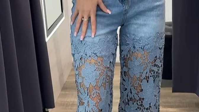 Böyle çiçekli bir jean giyer miydiniz?