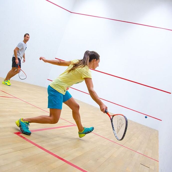 Duvar Tenisi olarak bilinen Squashı denedin mi, küçük kapalı bir mekânda duvara karşı tenis oynamak eğlenceli olur mu?