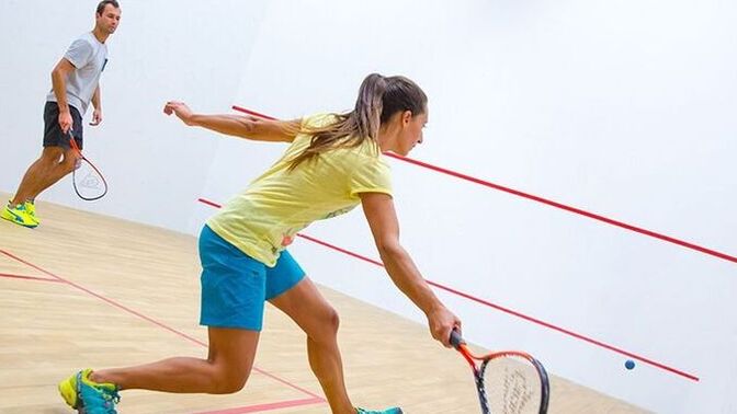 Duvar Tenisi olarak bilinen Squash'ı denedin mi, küçük kapalı bir mekânda duvara karşı tenis oynamak eğlenceli olur mu?