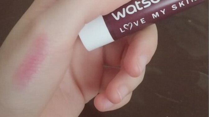 Renkli dudak nemlendiricisi mi yoksa renksiz lip balm mı daha mantıklı?