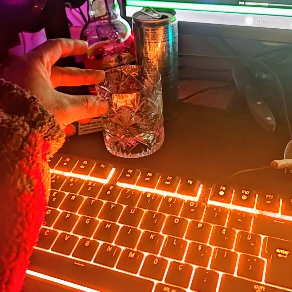 Viskinin içine su katmak tadı bozar mı, viski sek içemeyenler nasıl içmeli?