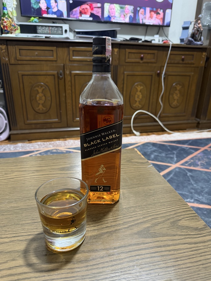 Viski sek mi içilir yoksa kola ile mi, yalnız içmek mi kalabalık mı daha keyifli?