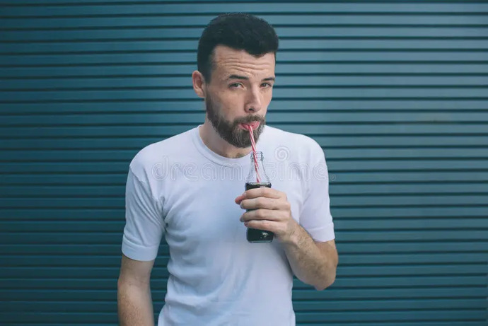 Erkek adam pipetle içecek içer mi?
