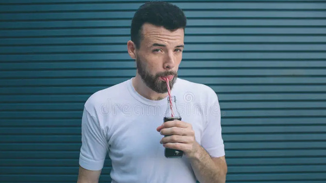 Erkek adam pipetle içecek içer mi?