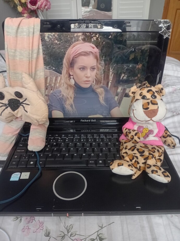 Şu an hangi diziyi izliyorsunuz, Netflix ve BluTV’den neler önerirsiniz?