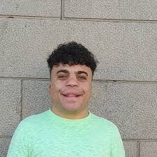Bu adam aşırı yakışıklı ve çekici değil mi?