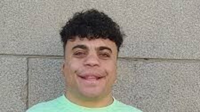 Bu adam aşırı yakışıklı ve çekici değil mi?