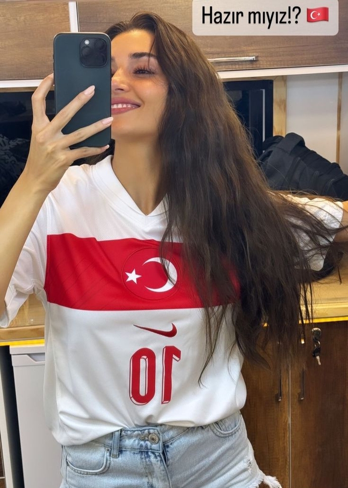 Sporla yeni yeni ilgileniyorum! Standart bir futbol maçında takım kaç kişiden oluşur söyler misiniz lütfenn 💗⚽?