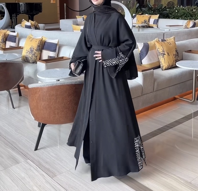 Arkadaşımın nikahında nikah şahidi olarak bu elbiseler uygun ve şık mı?