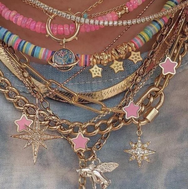 Günlük kombininizde uzun zincir kolye mi yoksa choker kolye mi tercih edersiniz?