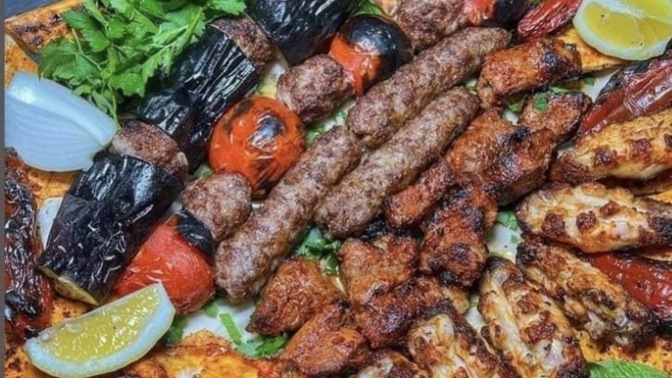 Bu karışık kebabı bitirebilir misin?