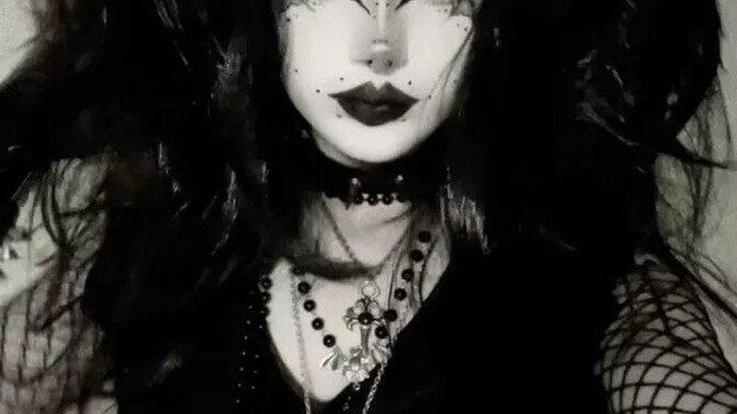 Gotik tarzda biriyle sevgili olur musun?