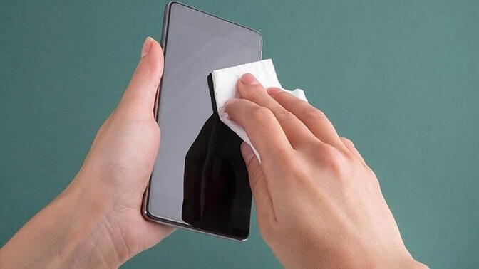 Telefonunu ıslak mendille siler misin?