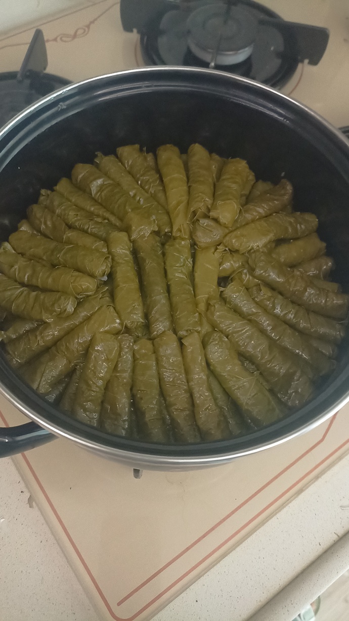 Etli yaprak sarması sever misiniz, yanına ne iyi gider?