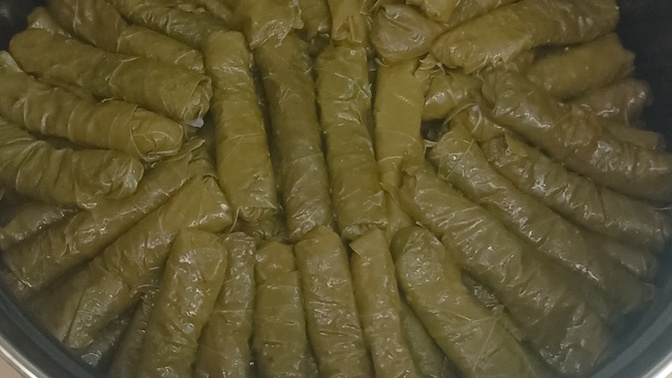 Etli yaprak sarması sever misiniz, yanına ne iyi gider?