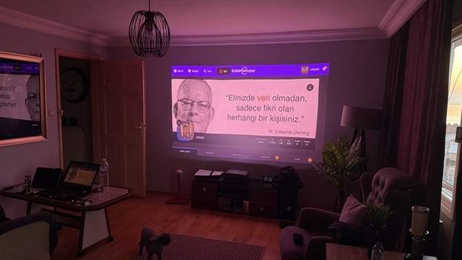 Kızlar Soruyor uygulamasını projeksiyondan takip eden var mı🤠?