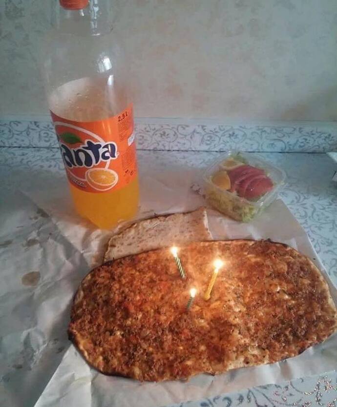 Doğum günü pastası yerine lahmacuna mum diktim olur mu?