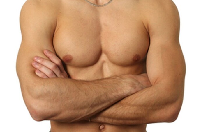 Spor yapan erkeklerde göğüs kaslarının bu kadar büyük ve kadınsı durması normal mi?