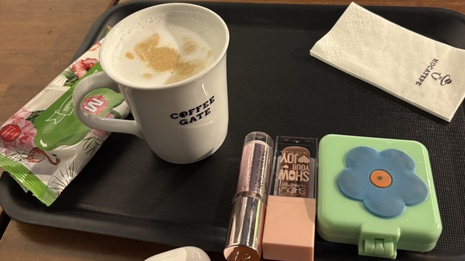 Dışarıda cafede vs makyaj yapmak dikkat çeken kötü bir davranış mı?
