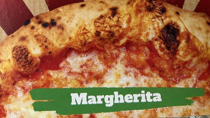 Pizza seviyor musun sende de böyle yarım pizzayla bile patlıyor musun?