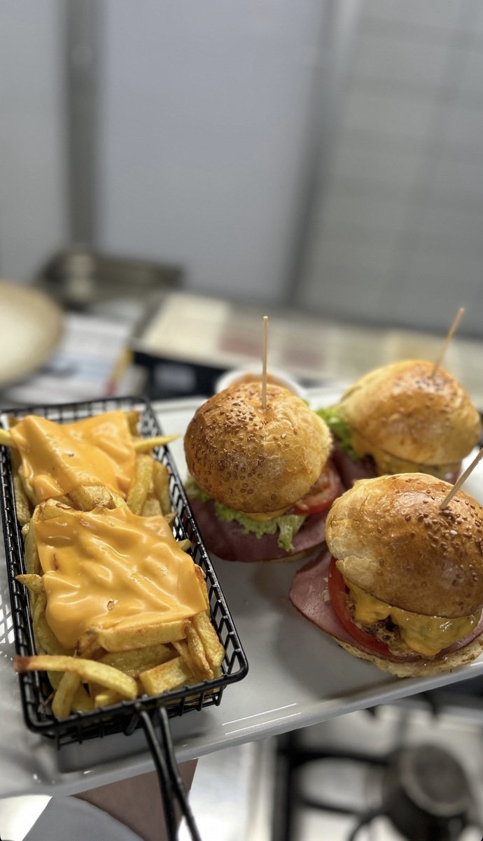 Size ellerimle mis gibi ev yapımı hamburger hazırlamamı ister misiniz?