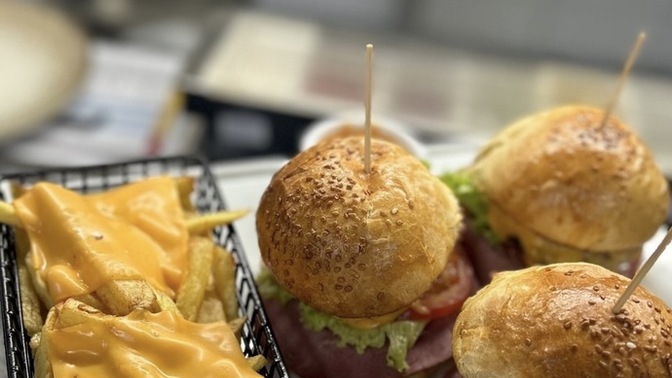 Size ellerimle mis gibi ev yapımı hamburger hazırlamamı ister misiniz?