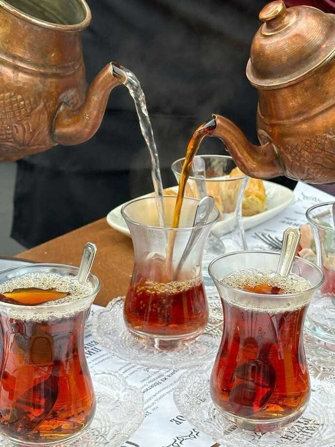 Akşam demlediğiniz çayı ertesi sabah tekrar içer misiniz?