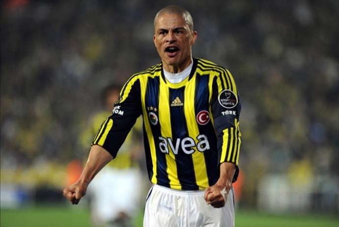 Aziz Yıldırıma Geri gel patron! Benim desteğim tamamen seninle! diye yazarak destek çıkan Alex hakkında ne düşünüyorsun?