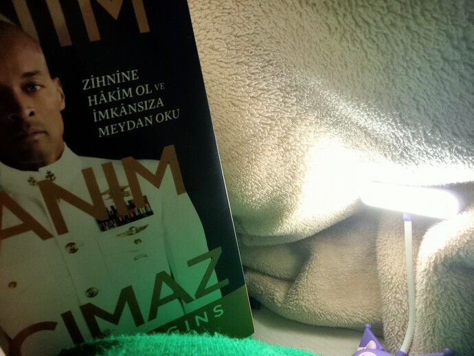 Siz şu an ne yapıyorsunuz, benim gibi kitap mı okuyorsunuz yoksa başka bir şey mi?