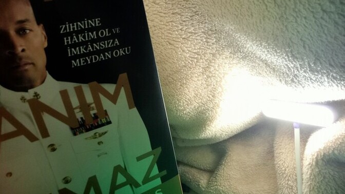 Siz şu an ne yapıyorsunuz, benim gibi kitap mı okuyorsunuz yoksa başka bir şey mi?