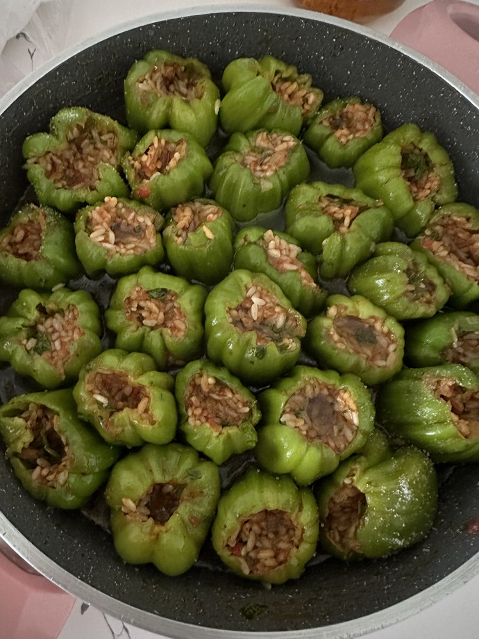 Biber dolmasının yanına başka ne yemek gider?