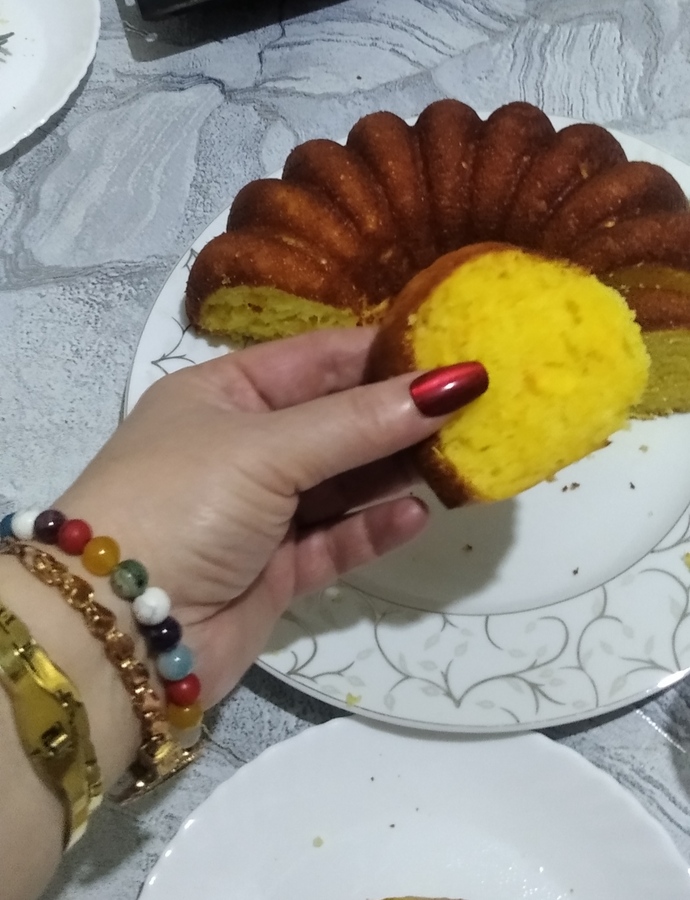Kadınlar pasta kek börek yapınca neden övgü beklerler?