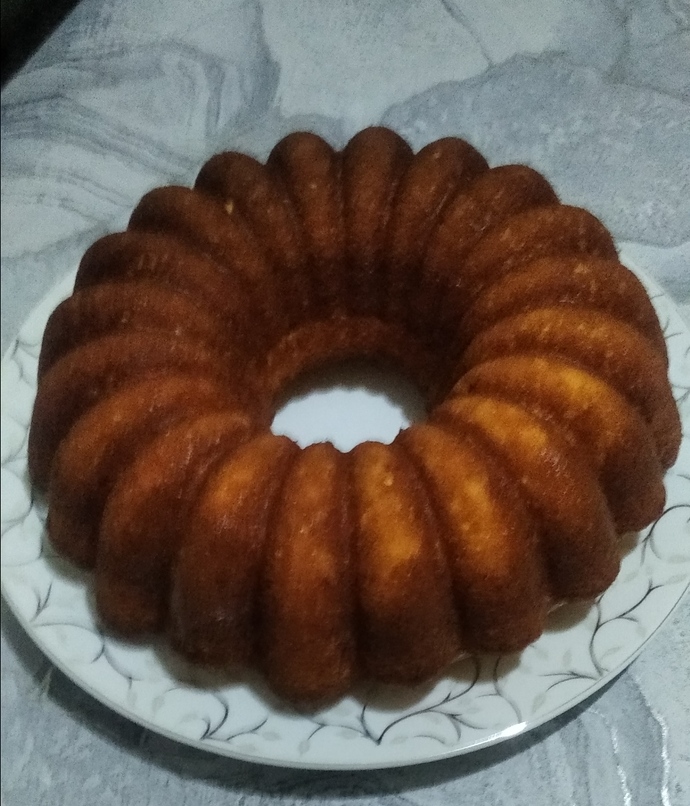 Kadınlar pasta kek börek yapınca neden övgü beklerler?