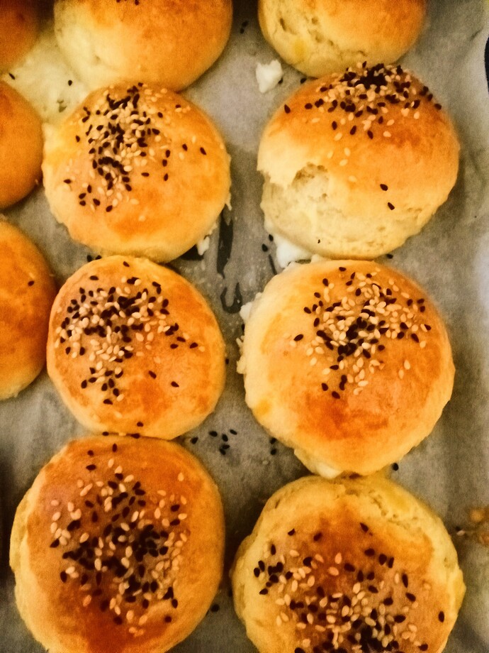 Kadınlar pasta kek börek yapınca neden övgü beklerler?