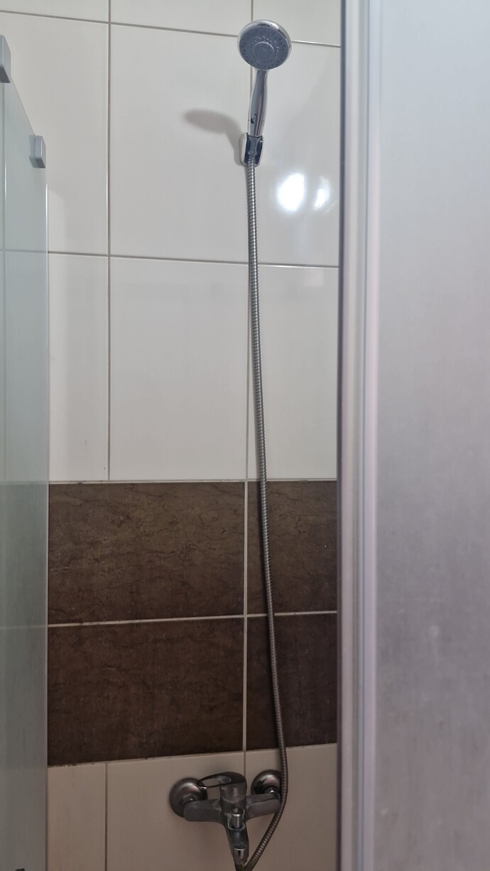 Banyoda fotoğraftaki yerlere ara pencere ve havalandırmaya naylonlu kaplama kağıdı bantlasam iyice; elektrik çarpması vs zarar?
