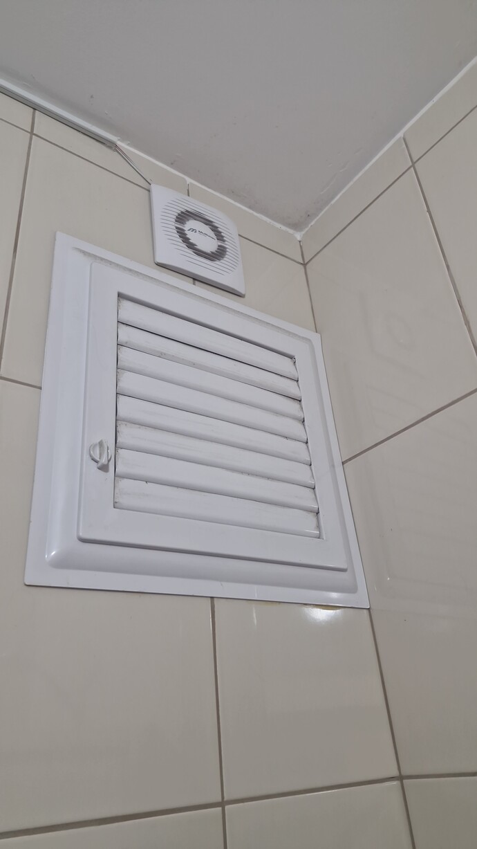 Banyoda fotoğraftaki yerlere ara pencere ve havalandırmaya naylonlu kaplama kağıdı bantlasam iyice; elektrik çarpması vs zarar?