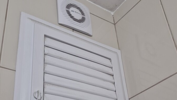 Banyoda fotoğraftaki yerlere ara pencere ve havalandırmaya naylonlu kaplama kağıdı bantlasam iyice; elektrik çarpması vs zarar?