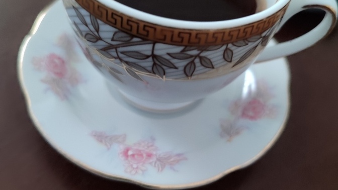 Böyle güzel bir günde tek başıma kahve içiyorum, halden anlayan sevgiliyi nereden bulacağım?