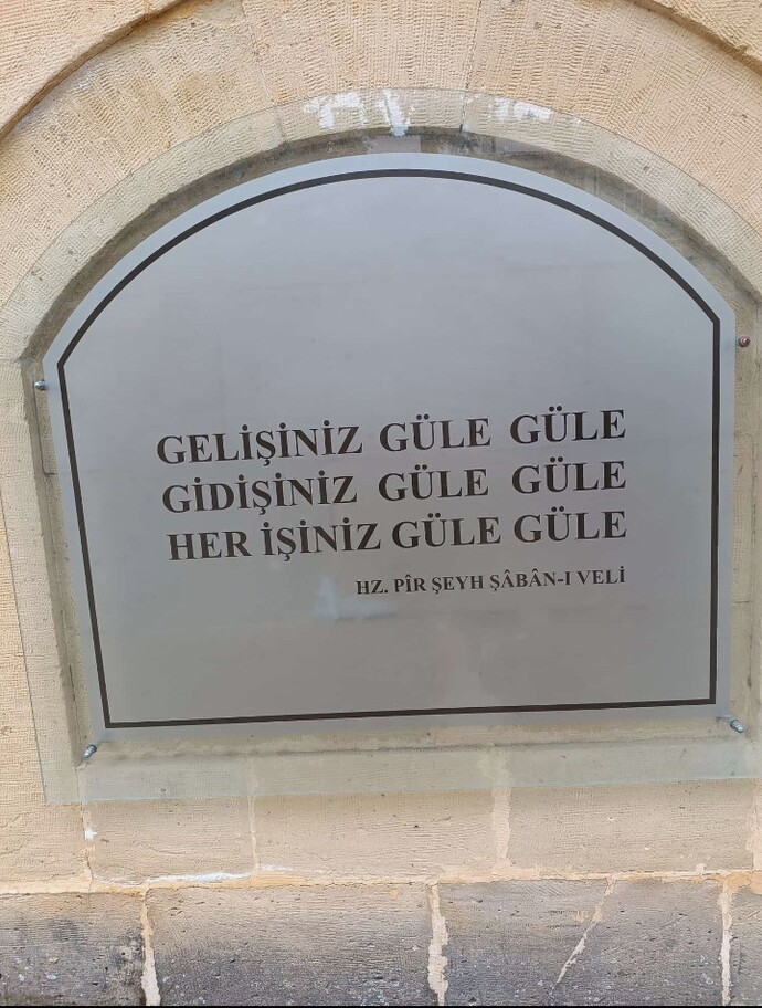 Neden sürekli onu düşünüyorum, acaba o da beni düşünüp sevebilir mi?