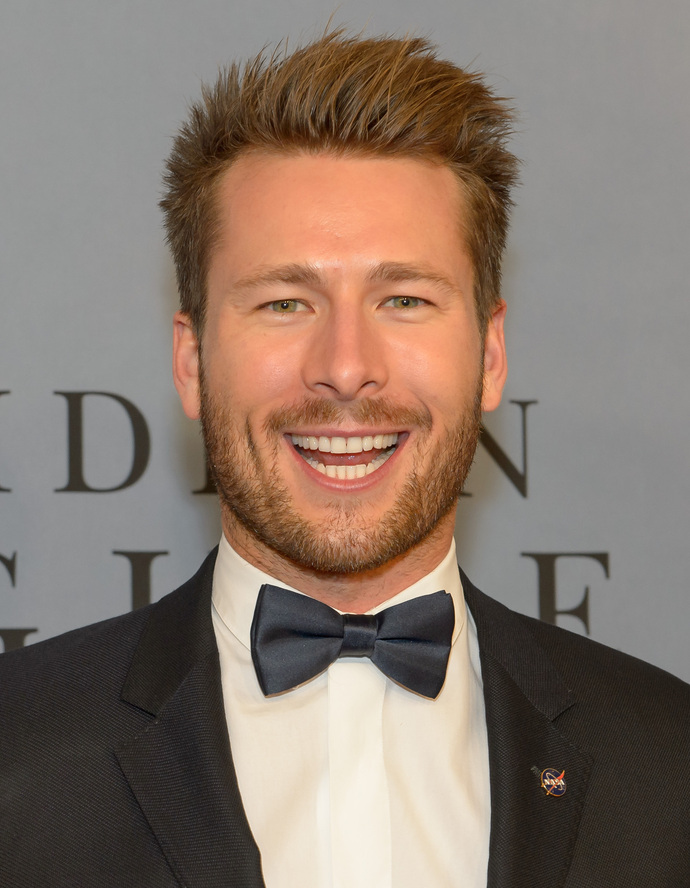 Sizce Glen Powell gerçekten yakışıklı mı, yoksa abartılıyor mu?