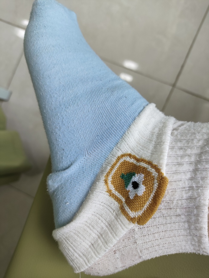 Böyle gök kuşağı gibi mavi çoraplar giydiğim için mi aylardır flört edecek birini bulamıyorum?