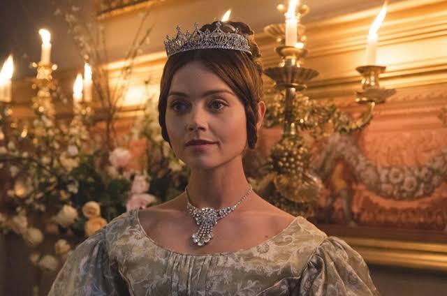 Victoria (2016) dizisini izleyenler, kraliçe Victoria’nın bu acımasız karakter dönüşümünü nasıl buldunuz?
