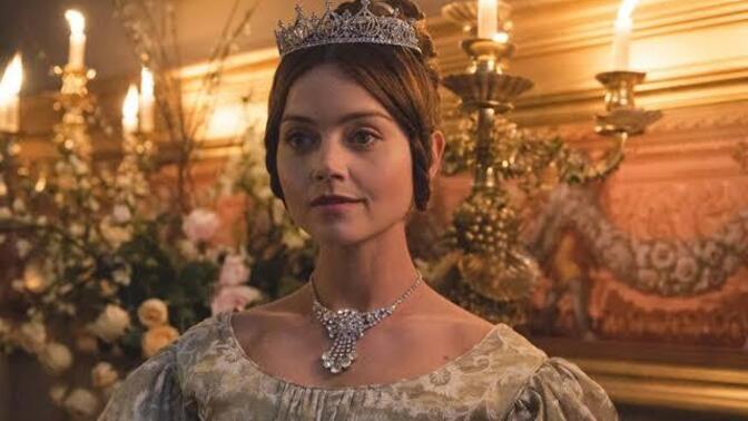 Victoria (2016) dizisini izleyenler, kraliçe Victoria’nın bu acımasız karakter dönüşümünü nasıl buldunuz?