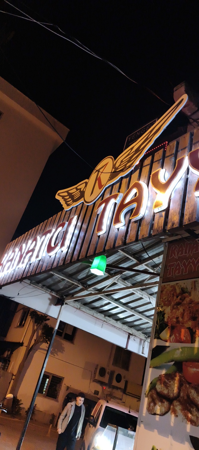 Karnım açıktı. Kokoreç sever misin?