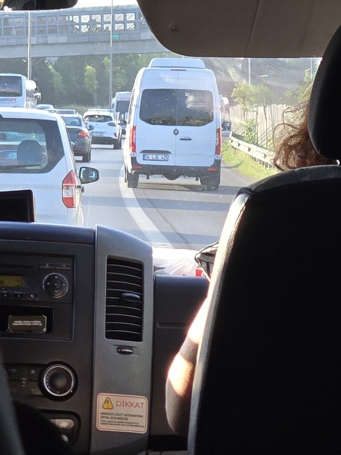 Sabah sabah İstanbul trafiği çekilir mi, siz bu rezilliğe nasıl dayanıyorsunuz?