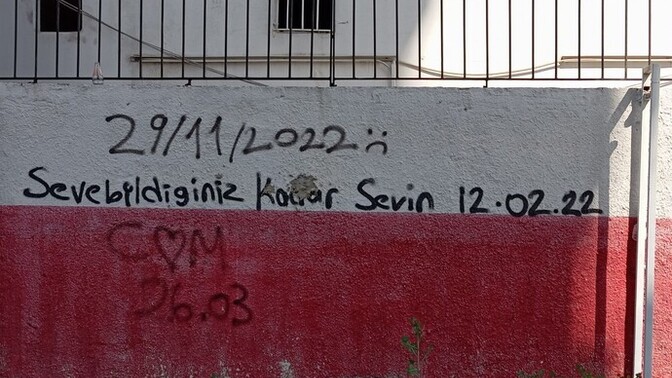 Gençken hiç sprey boyayla duvara yazı yazdınız mı?