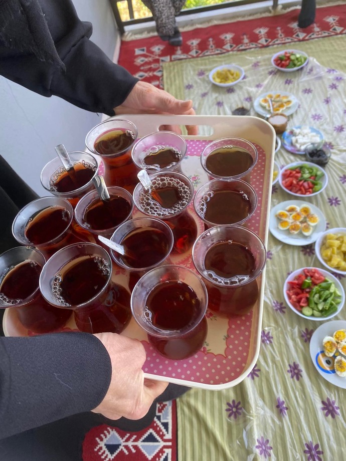 Kaynanam yere sofra kurmuş. Ben yerde yemem dedim diye küstü. Normal mi bu davranışı?