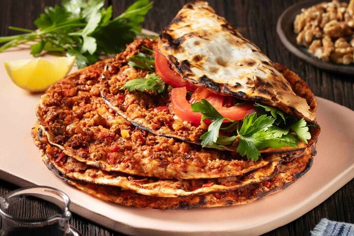 Sıcak, çıtır çıtır, bol yeşillikli bir lahmacun.. 💕